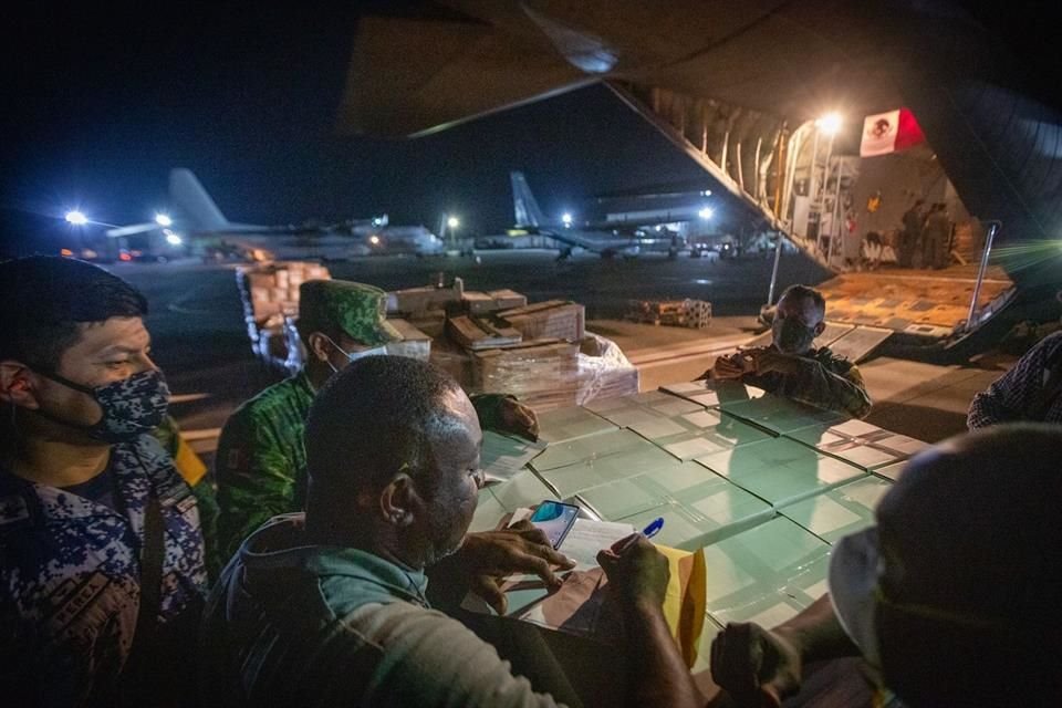 La ayuda humanitaria que fue enviada por México llegó esta mañana a Haití, donde el terremoto del sábado ha dejado a unos mil 300 muertos.