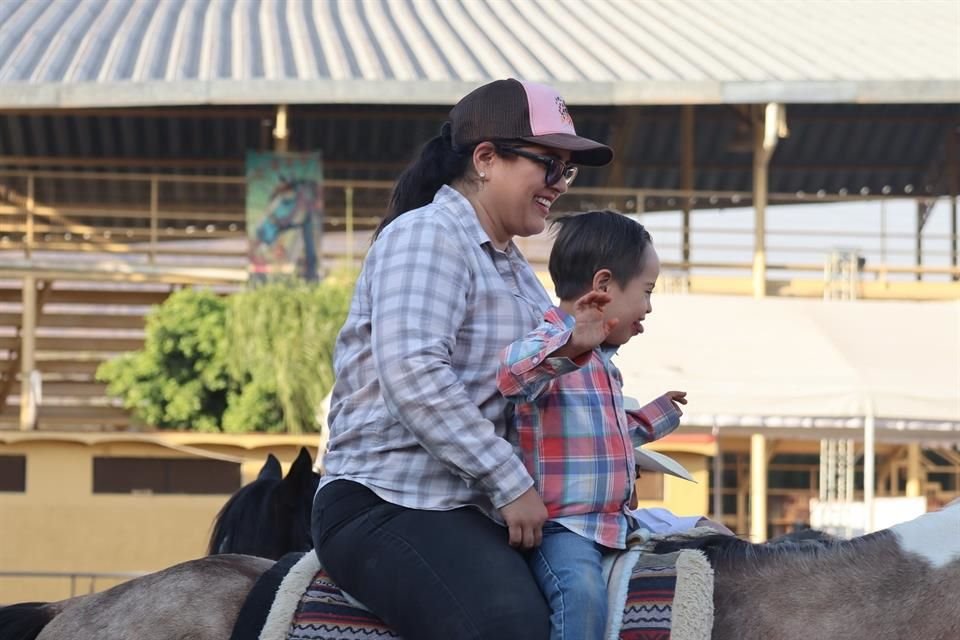 En la Feria Internacional del Caballo, en Tlajomulco, acercaron la equinoterapia a la población.