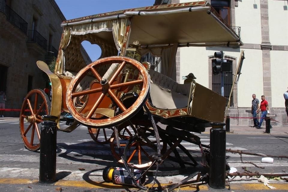 El martes, una calandria chocó en el Centro Histórico de Guadalajara, luego de que el caballo que la arrastraba se soltara y saliera corriendo.