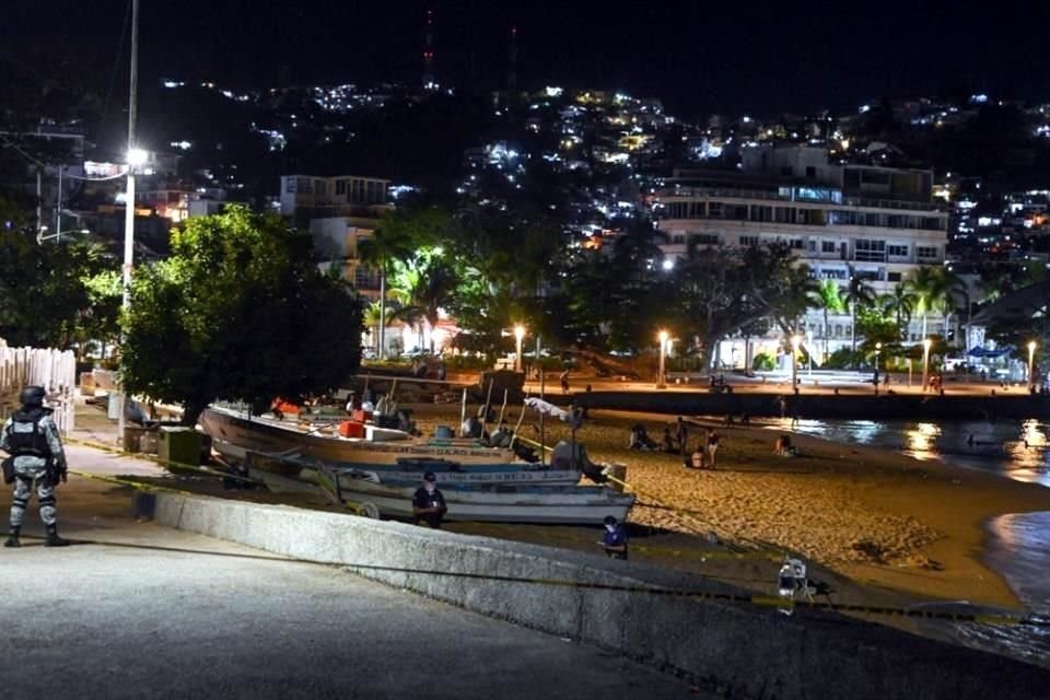 El sujeto asesinado fue encontrado por las autoridades federales y estatales en la playa Tlacopanocha, en Acapulco.