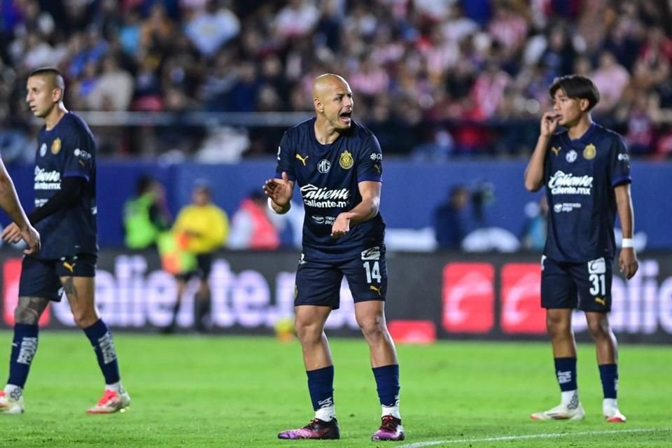 Chivas, üst üste altı yenilgi alan Atlético San Luis'e sahasında 3-1 yenildi; El Rebaño'nun golünü 'Chicharito' attı.