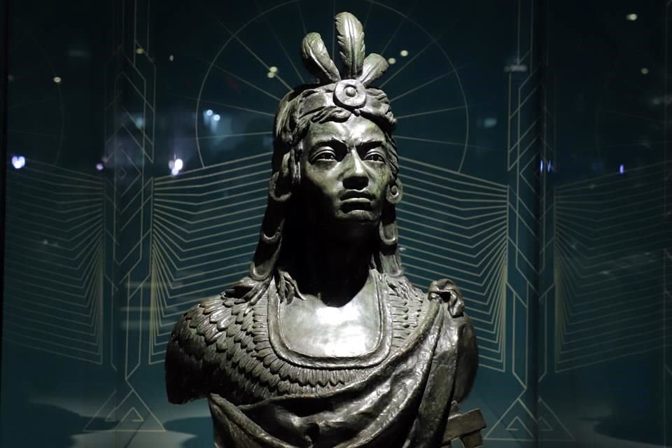 Un busto que recrea la imagen del último Tlatoani mexica en la expsición 'Cuauhtémoc. Historia y memoria', que se exhibe en el Museo del Templo Mayor.