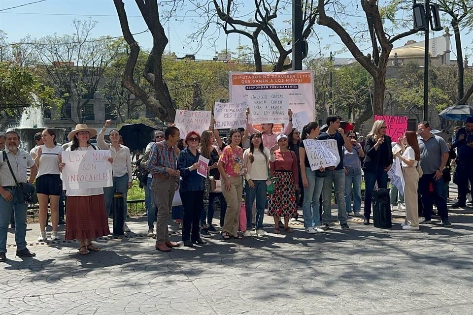 Un grupo de personas se manifestó frente al Palacio Legislativo del Estado, en contra de la reforma que discuten diputados para garantizar cambio de género en actas a infancias trans.