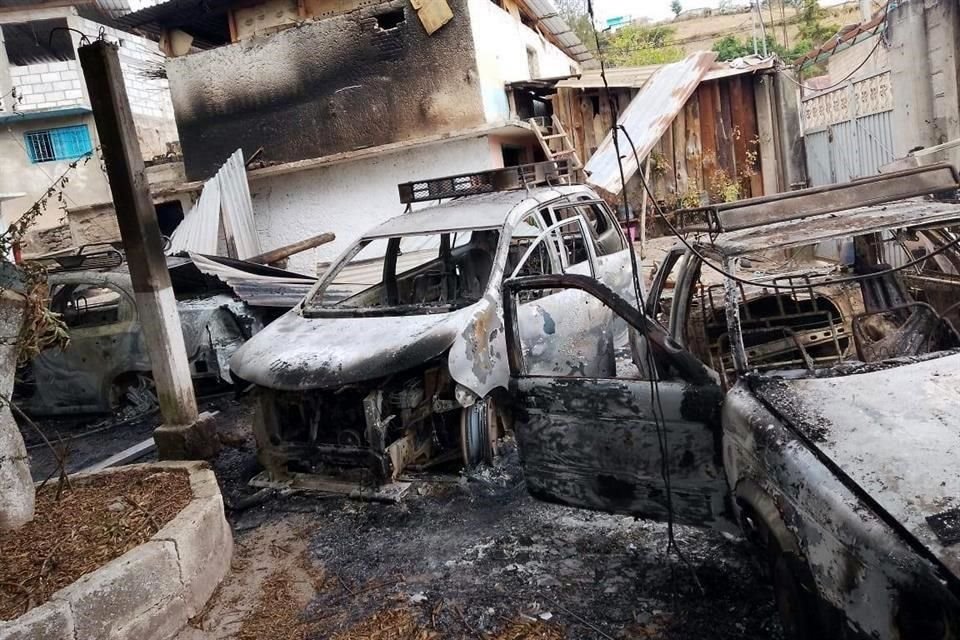 Tras asesinar al elemento de la policía comunitaria, los sujetos armados prendieron fuego a un vehículo estacionado en el crucero de Santa Rosa, en Huitzapula.