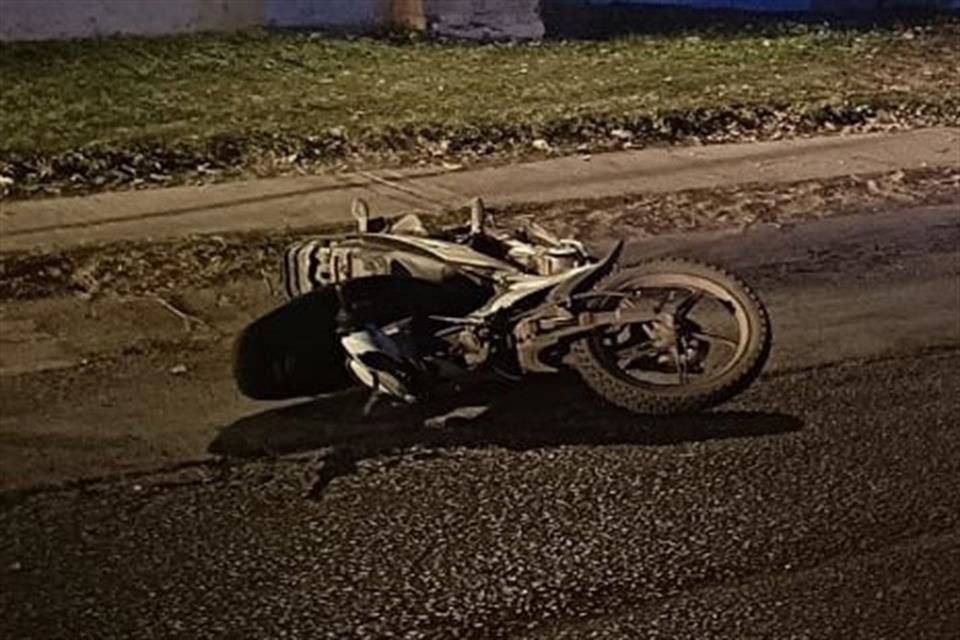 Al maniobrar para no chocar con un vehículo, un motociclista perdió el control , cayó y murió, en la Colonia Arroyo de Enmedio, en Tonalá.