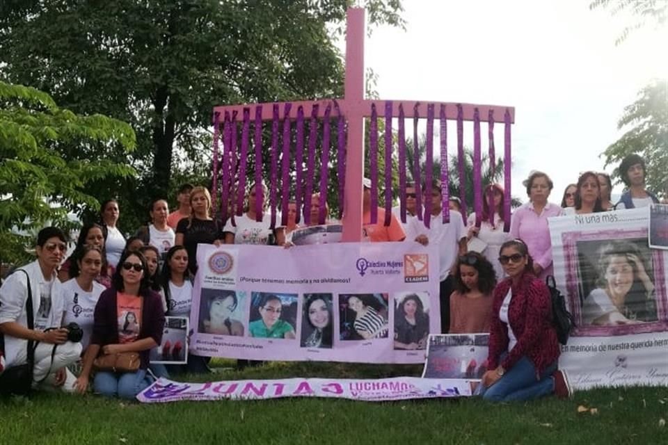 En el sitio está colocada una cruz rosa que hace alusión a los casos de Daniela Vargas, Alexia Huerta, Lupita Becerra, Iris Sánchez y Liliana Gutiérrez.