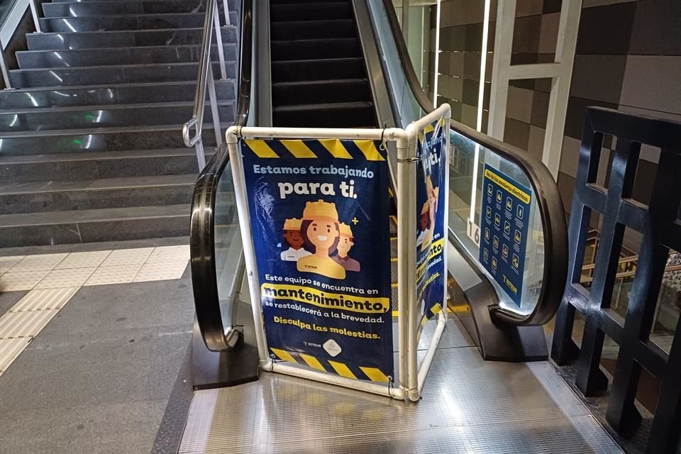En la estación Guadalajara Centro dos escaleras llevan un mes sin servicio.