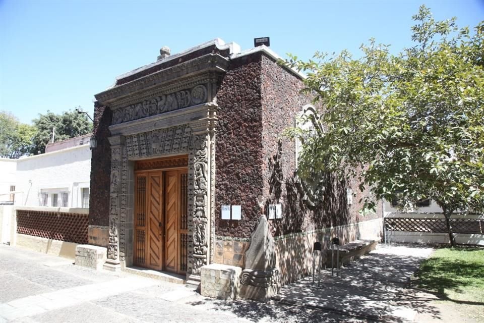 Cantera de Zapotlanejo y Huentitán fue utilizada para los marcos de las puertas de la propiedad.