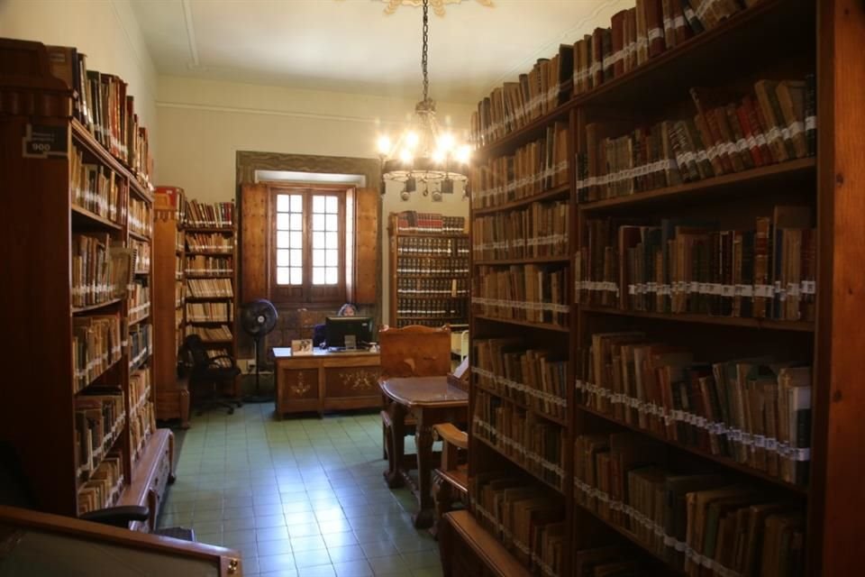 La casa contiene la Biblioteca José Guadalupe Zuno Hernández, con un acervo de más de 3 mil 500 volúmenes.