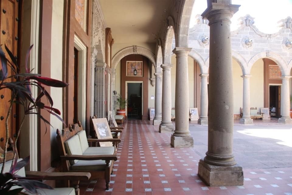 Esta residencia tiene un patio central, con habitaciones distribuidas a su alrededor. Algunos de los murales interiores tienen inspiraciones naturalistas.