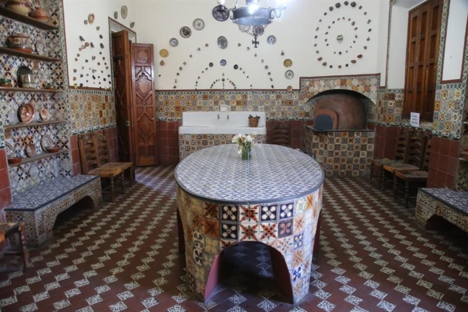 La cocina es el corazón de la casa, está decorada con mosaicos de Tonalá y tiene un horno de barro.