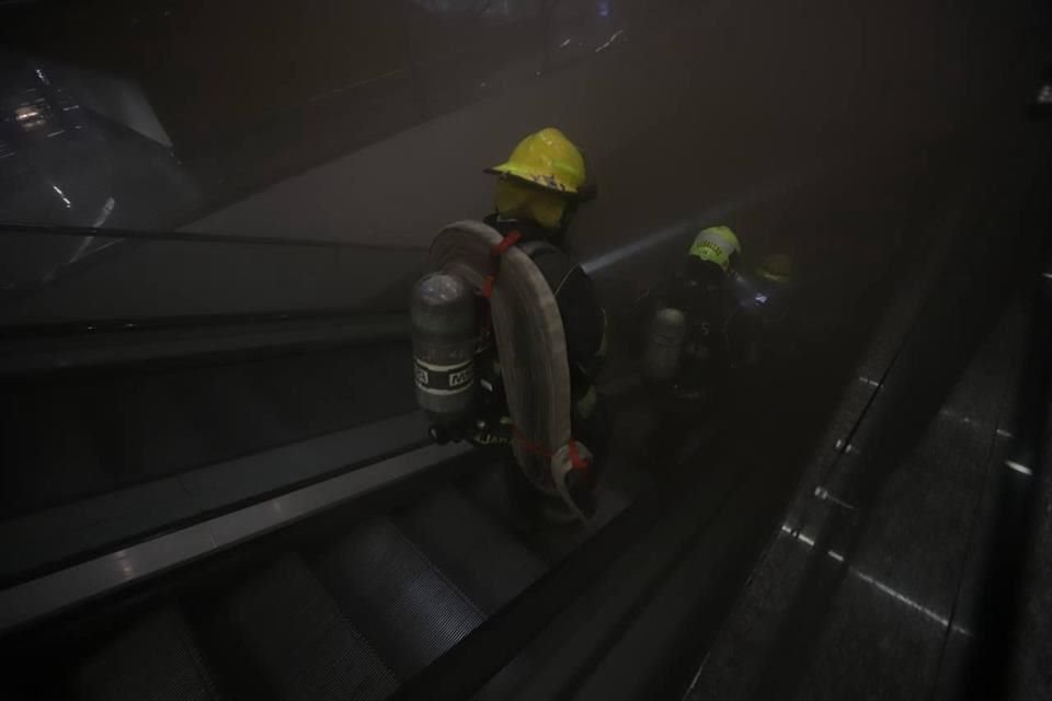 Desalojan a 5 mil personas por reporte de incendio en Plaza Forum Tlaquepaque.