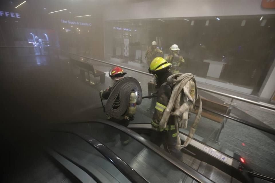 Desalojan a 5 mil personas por reporte de incendio en Plaza Forum.