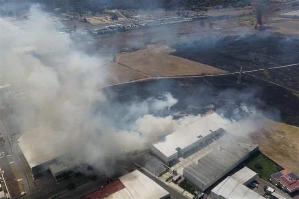 Así luce el incendio a espaldas del Technology Park.