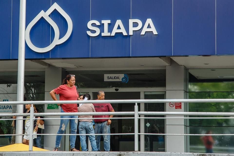 Dos hombres que se hacían pasar por empleados del Siapa fueron detenidos por pedir dinero para hacer convenios para liberar adeudos.
