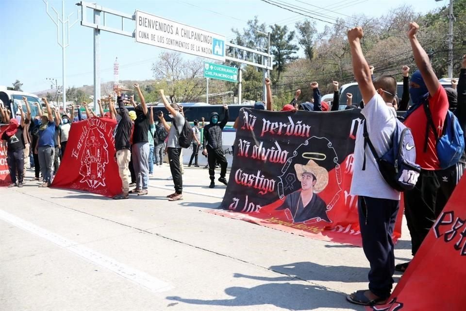 A casi un año del crimen de Yanqui Kothan, normalistas de Ayotzinapa bloquearon la Autopista del Sol para exigir justicia para su compañero.