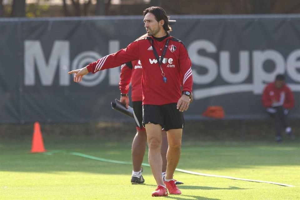 Gerardo Espinoza, quien hace años jugó en el Atlas, es nuevo DT de Chivas, tras la salida de Óscar García Junyent; checa aquí su trayectoria.