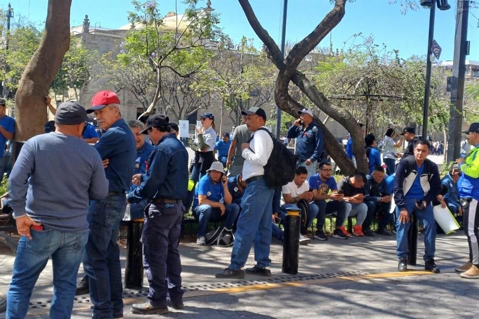 Alrededor de 2 mil trabajadores del Siapa se manifestaron para expresar su queja ante la falta de material de trabajo, unidades y personal.