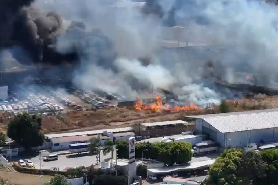 El incendio comenzó en un pastizal pero se extendió hasta un depósito de autos.