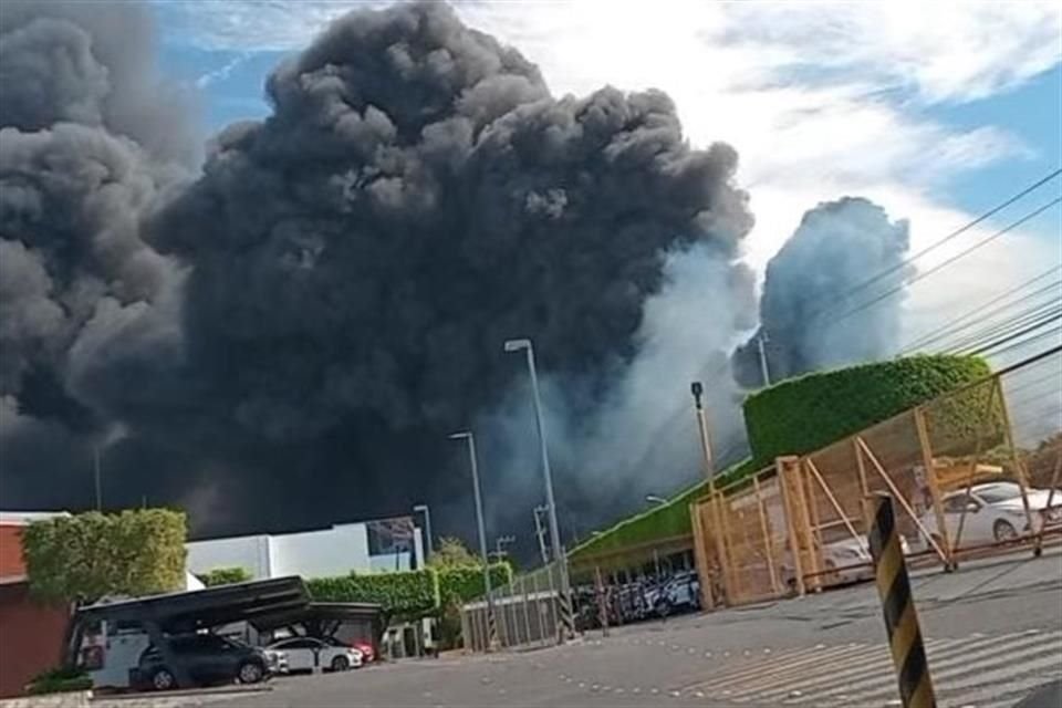 El incendio se ubica sobre Av. Vallarta, a la altura de San Juan Ocotán.