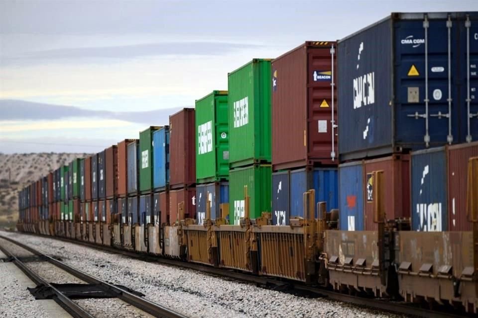 Mientras Estados Unidos reporta un déficit comercial en mercancías, en servicios reporta un superávit creciente.