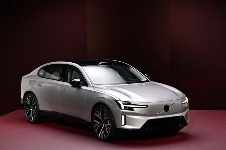 Volvo presentó el sedán totalmente eléctrico ES90, su primer vehículo eléctrico basado en una plataforma de 800 voltios, lo que, entre otras cosas, significa una carga más rápida.
