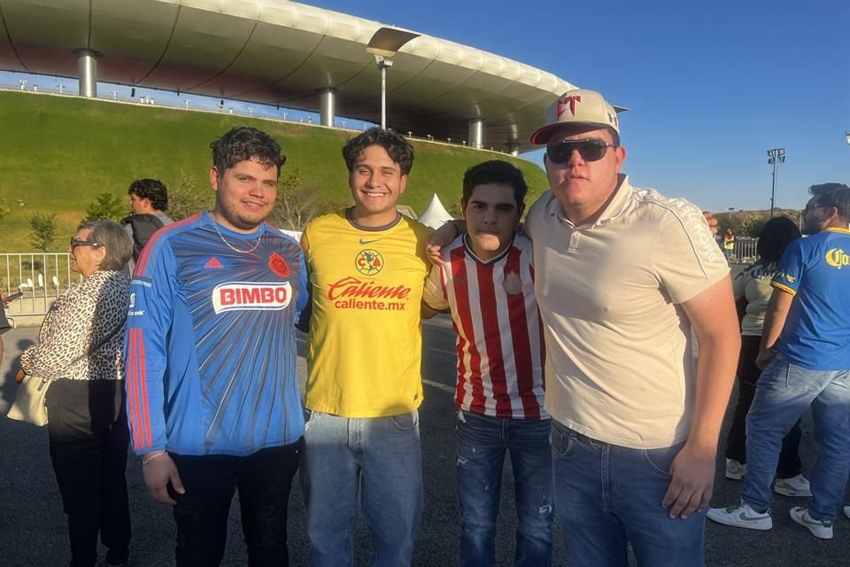 Entre amigos la carrilla nunca falta; Édgar es el único americanista entre su grupo de amigos.