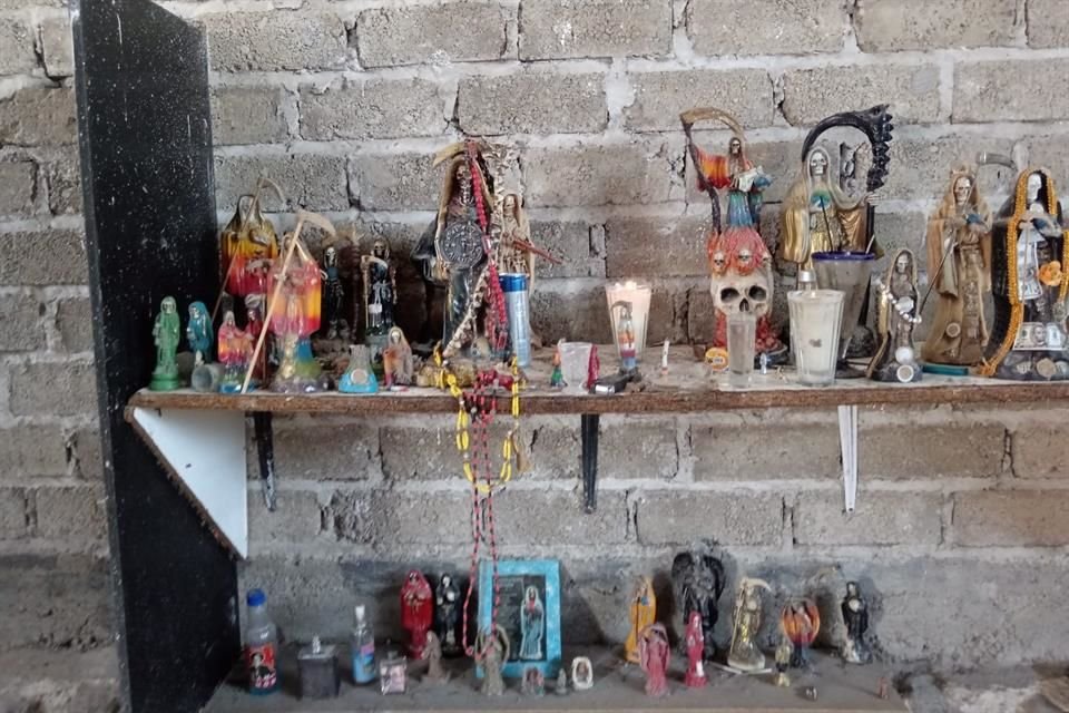 Había prendas, maletas, tenis carteras y altar de la santa muerte.