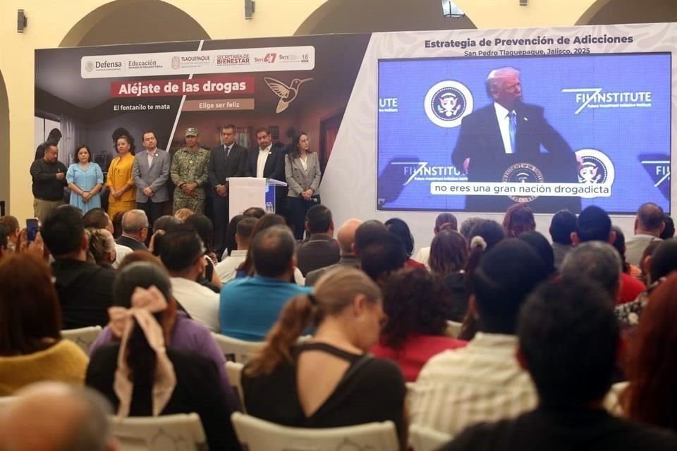 La campaña 'Aléjate de las Drogas. El fentanilo mata' arrancó este jueves con la capacitación de 400 docentes en el patio central del Centro Cultural El Refugio, en Tlaquepaque.