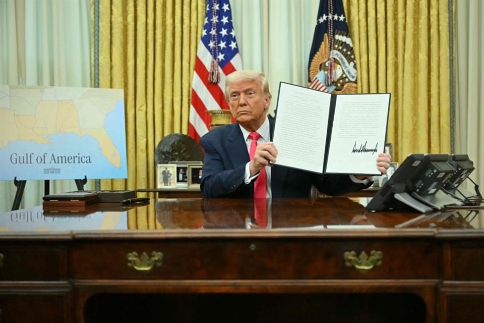 El Presidente Donald Trump firma órdenes ejecutivas en la Oficina Oval el 6 de marzo del 2025.