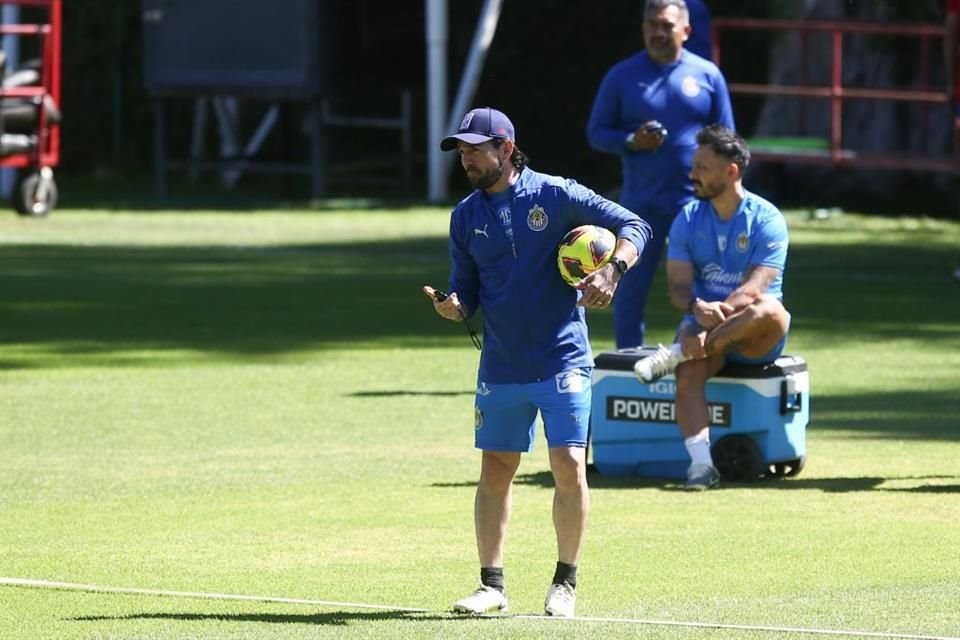 Gerardo Espinoza entró al grupo selecto de técnicos que debutan con Chivas y ganan al América, pero aún enfrenta otro reto.