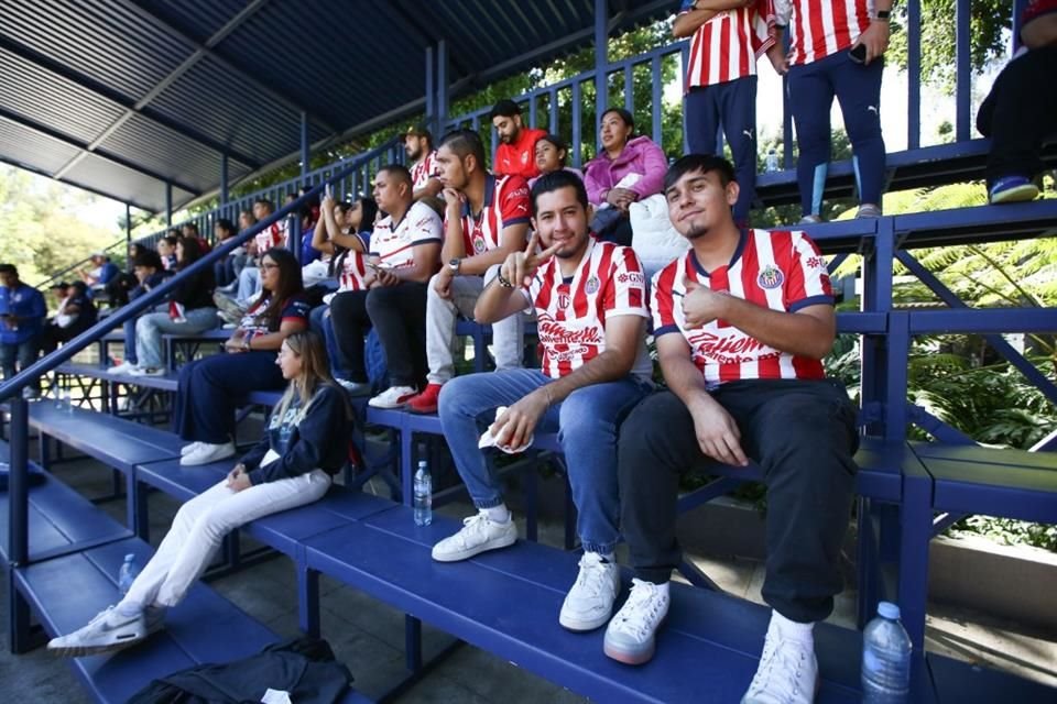 Chivas entrenó con la presencia de aficionados tras vencer ayer 1-0 al América, en el duelo de la Copa de Campeones de la CONCACAF.