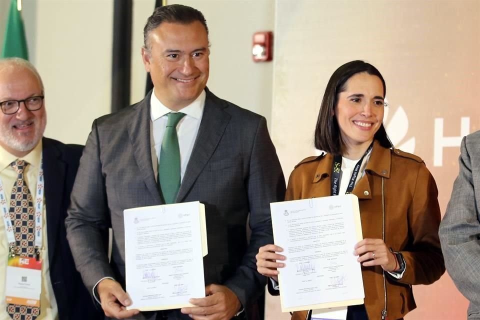 Manuel Herrera, Secretario de Desarrollo Energético Sustentable de Jalisco, y Ximena Cantú, directora de Rafiqui.