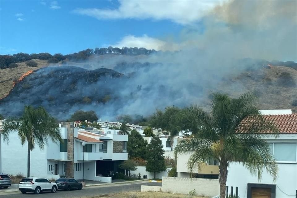 En el lugar ya trabajan los bomberos del municipio, en espera de las brigadas de apoyo de Conafor.