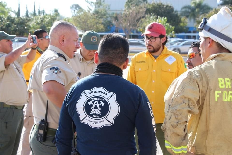 Bomberos acudieron a combatir el incendio en la zona de Santa Anita.