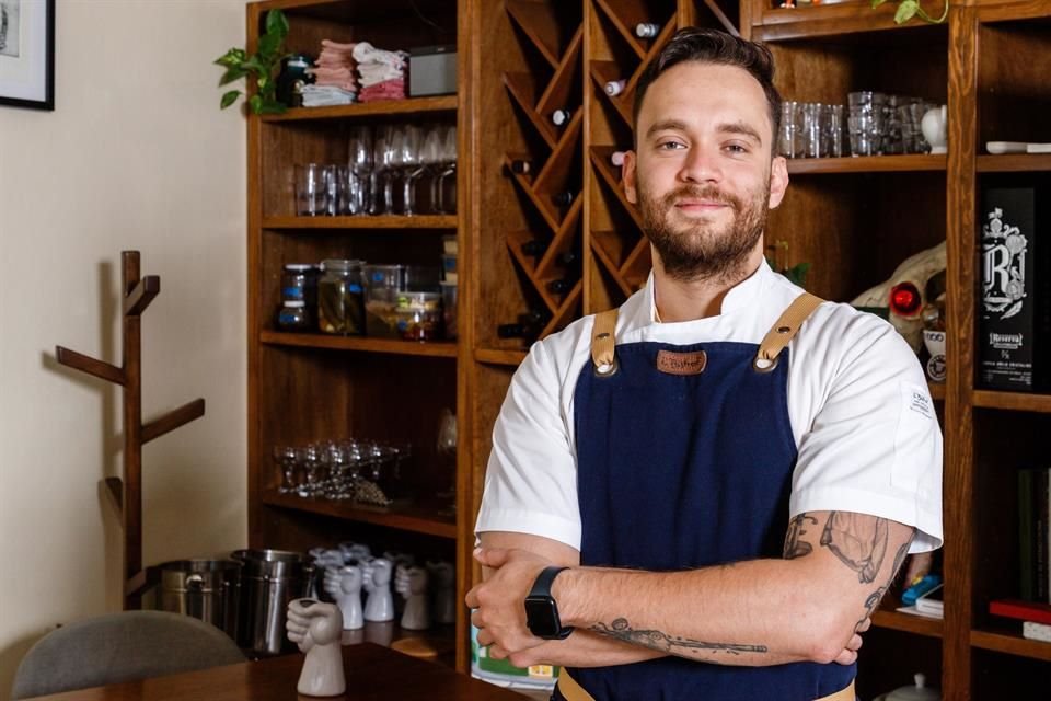 Jonathan Zambrano es el chef propietario del Errante, un comedor especializado en menú degustación ubicado en la Colonia Moderna.