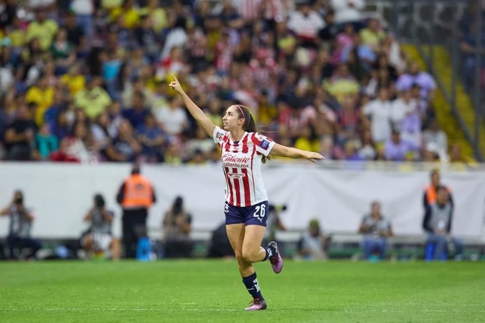 Araceli Torres adelantó a Chivas, al minuto 9.