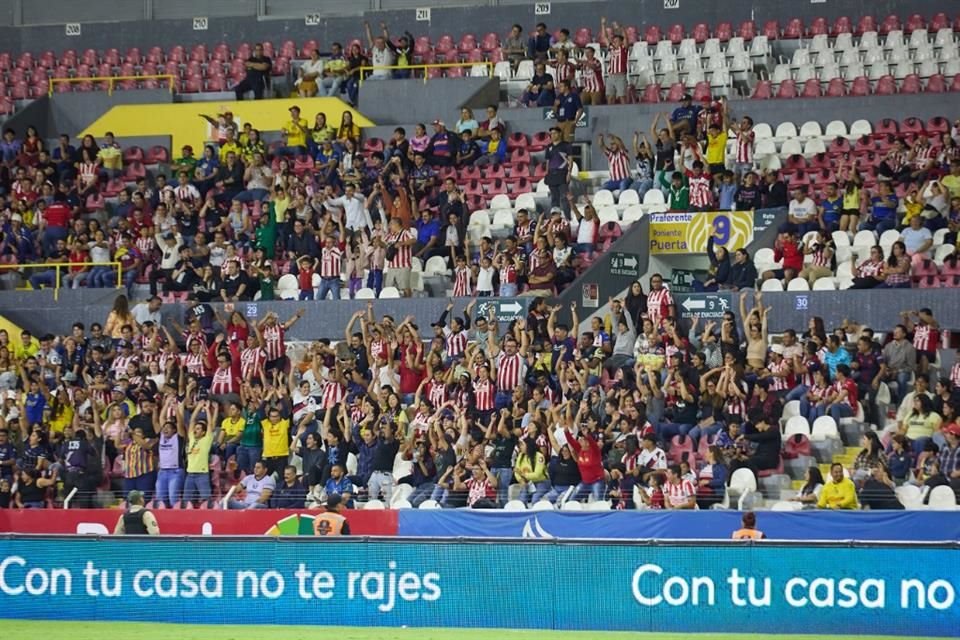 La afición de Chivas no dejó de alentar en el Estadio Jalisco.