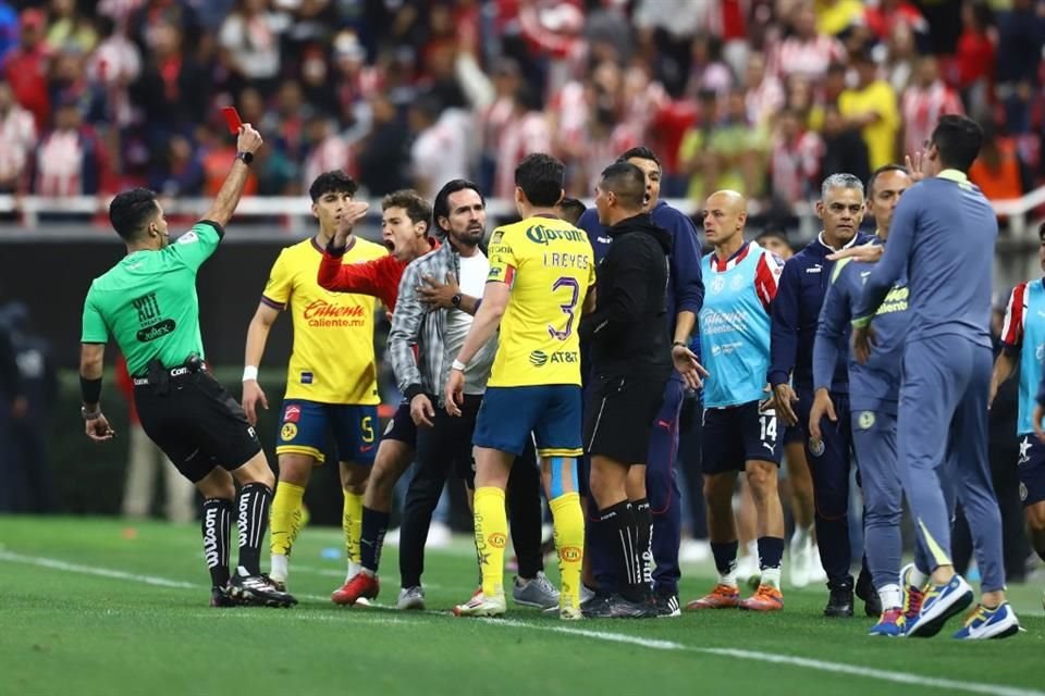 Gerardo Espinoza y un integrante del cuerpo técnico del América también fueron expulsados por hacerse de palabras en los instantes finales.