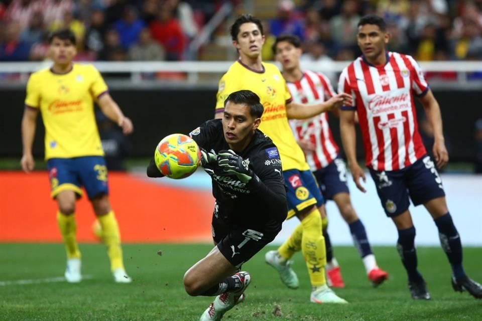 'Tala' Rangel se lució en el final del partido con un manotazo.