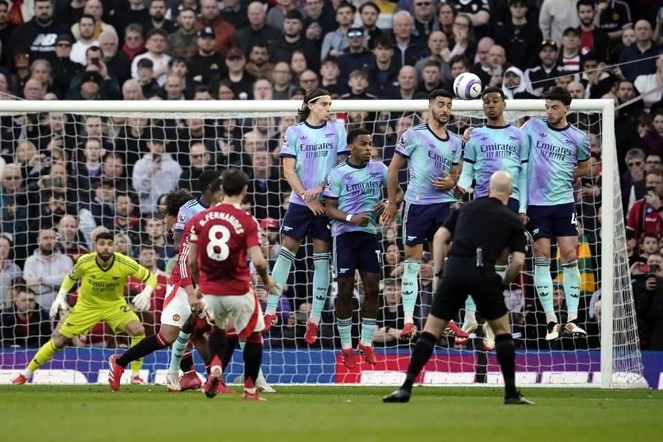 El espectacular cobro de runo Fernandes para abrir el marcador en Old Trafford.