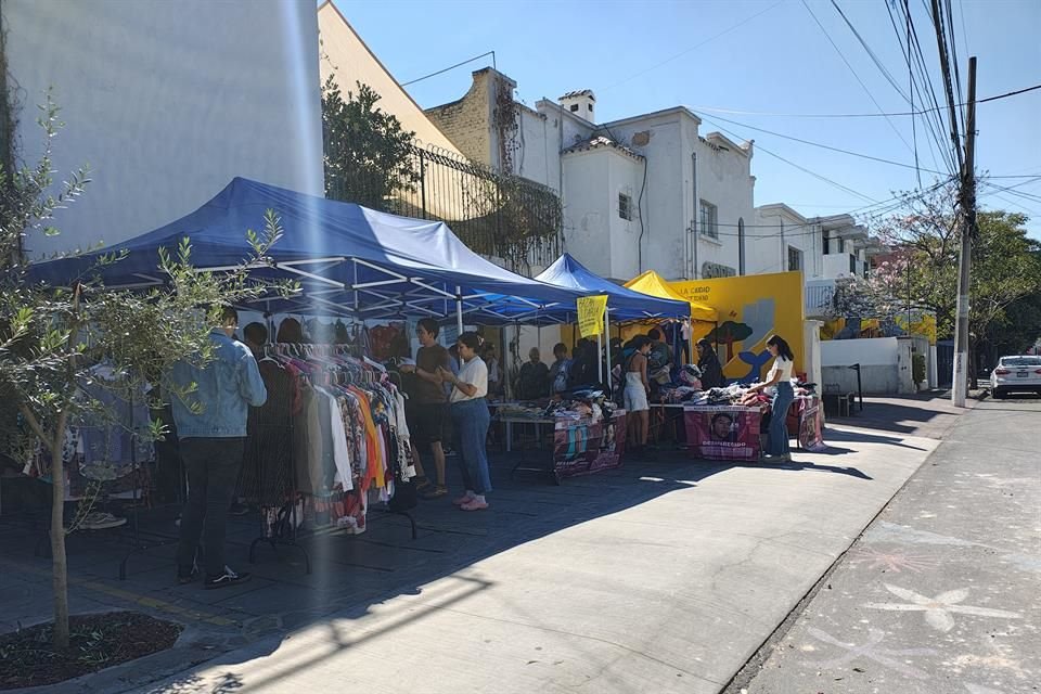 Las prendas no tienen un precio fijo, pues la dinámica pretende que los mismos clientes decidan cuánto pagar.