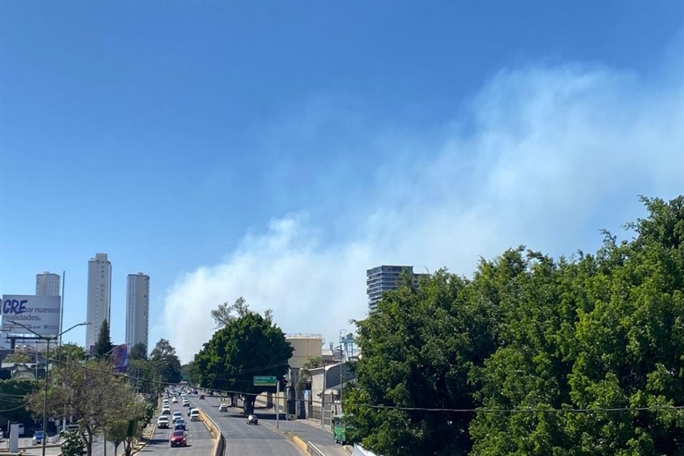 A la altura de la Gran Plaza es visible el incendio en el Bosque la Primavera.