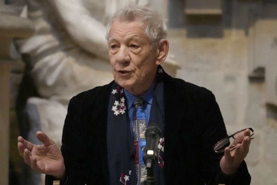 El actor británico Ian McKellen invitó a los jóvenes artistas que son homosexuales a que se acepten como son y 'salgan del clóset'.