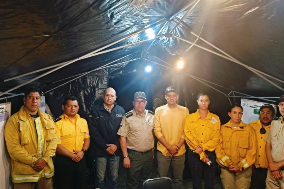 En el combate al fuego participan 93 personas, 16 vehículos y los helicópteros Witari y Tláloc.