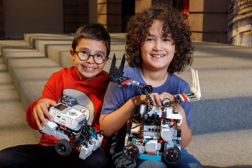 Jonás Rincón Bañuelos (izq.) y Axel Gabriel Franco Marín (der.), están listos para competir en el torneo Robomatrix 2025.