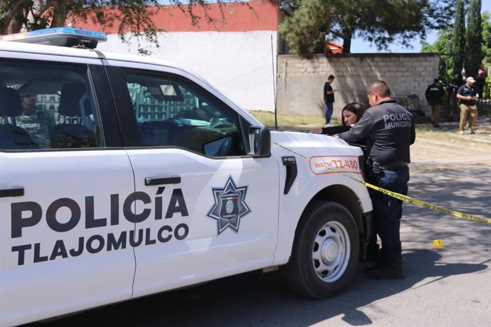 El cuerpo de un hombre con marcas de golpes fue localizado en un sillón que está en un área verde en calles de Los Agaves, en Tlajomulco.