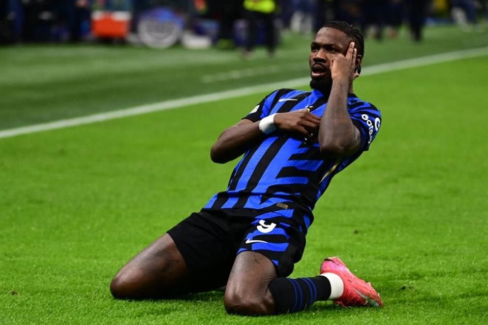 Marcus Thuram festeja su gol.