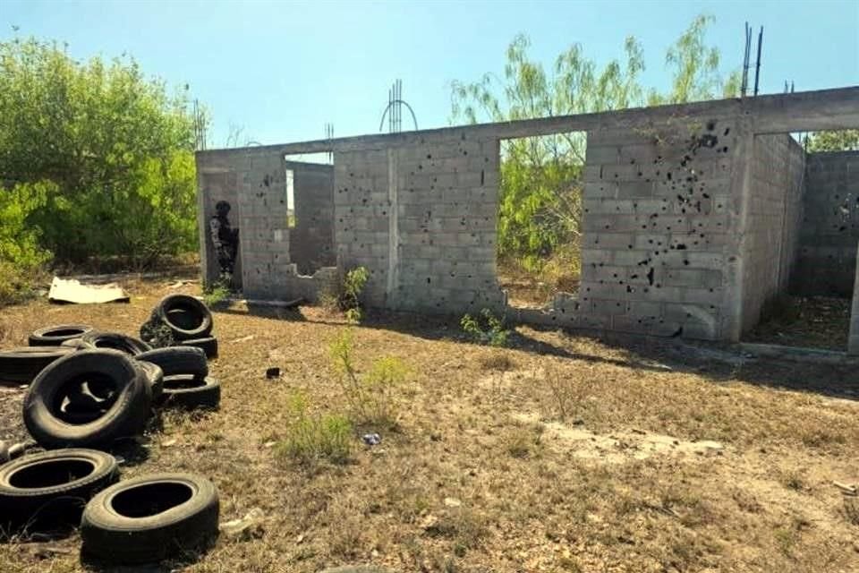 En el lugar fueron localizados objetos de las víctimas, incluidos chalecos antibalas, hebillas de cinturón, casquillos de armas de alto calibre y equipo táctico.