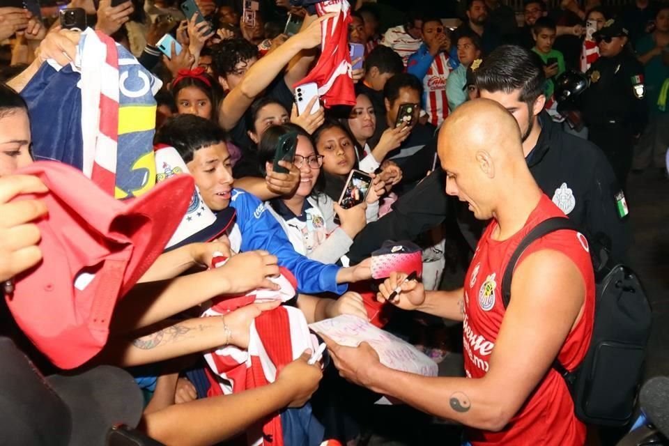 Javier Hernández fue uno de los jugadores más buscados por la afición.